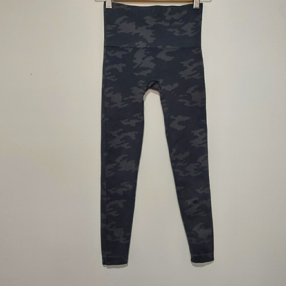 SPANX Look At Me Now Seamless Camo Cropped Leggings